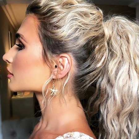 Girl wearing Blonde Hair ponytail